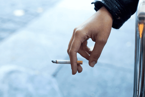 บุหรี่ธรรมดากับบุหรี่ไฟฟ้าแบบไหนอันตรายกว่ากัน
